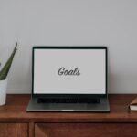 Computer with the word "goals" describing the objectives of content marketing and how to achieve them