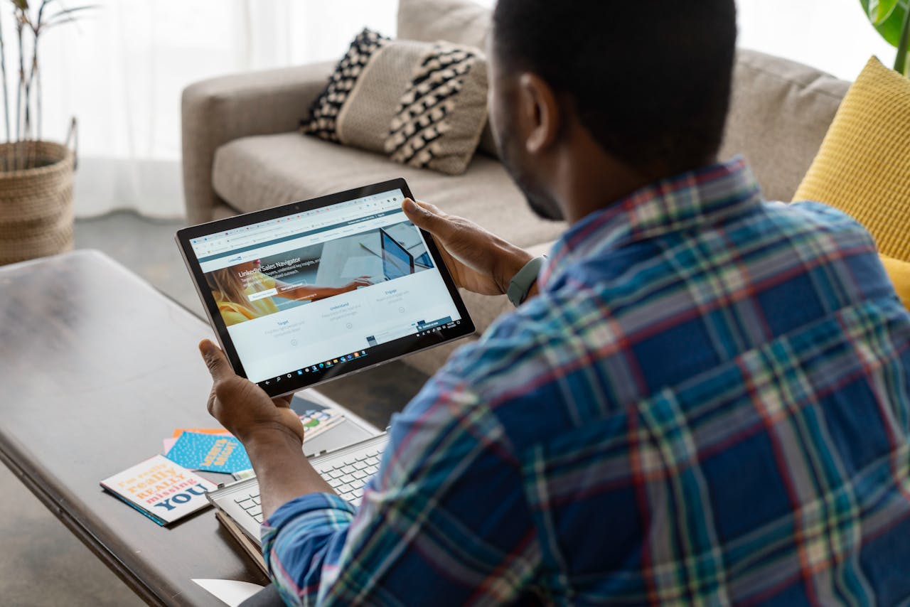 Best Practices for LinkedIn Text Ads: Full Guide (+ Costs)